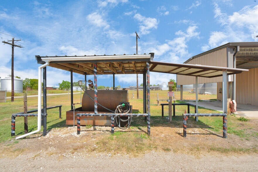 More Photos Of 1500 W Highway 6, Alvin Truck Terminal For Lease