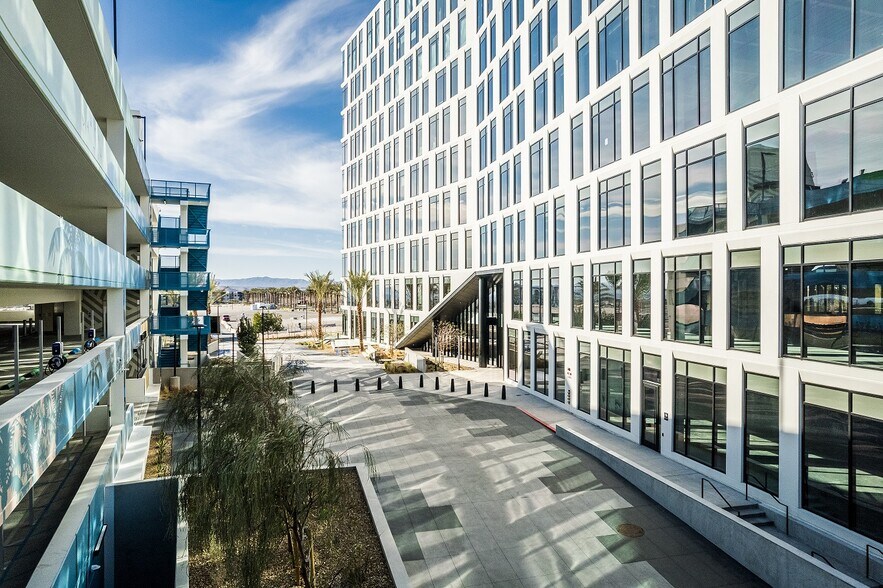 More Photos Of 1700 Pavilion, Las Vegas Office For Lease