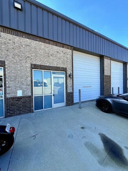 More Photos Of 4103 W Sunshine St, Springfield Warehouse For Lease