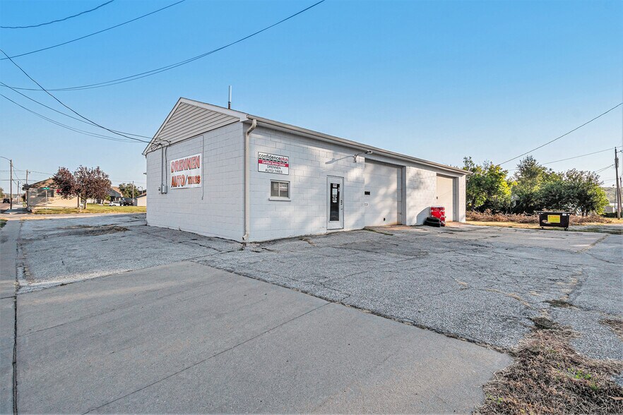 More Photos Of 1023 N 16th St, Council Bluffs Auto Repair For Sale