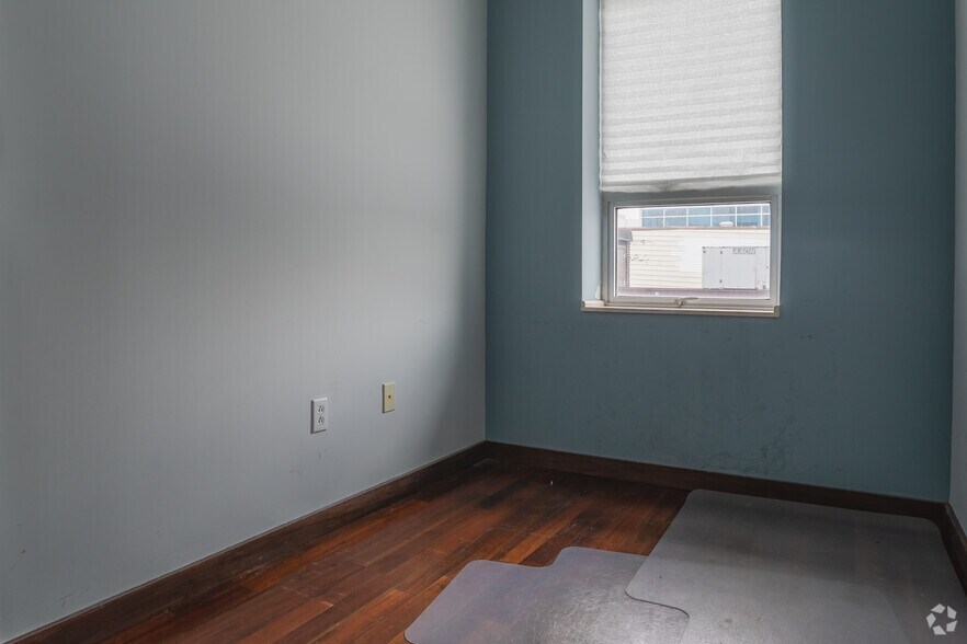 Photo of 3rd Floor Ste 302 left