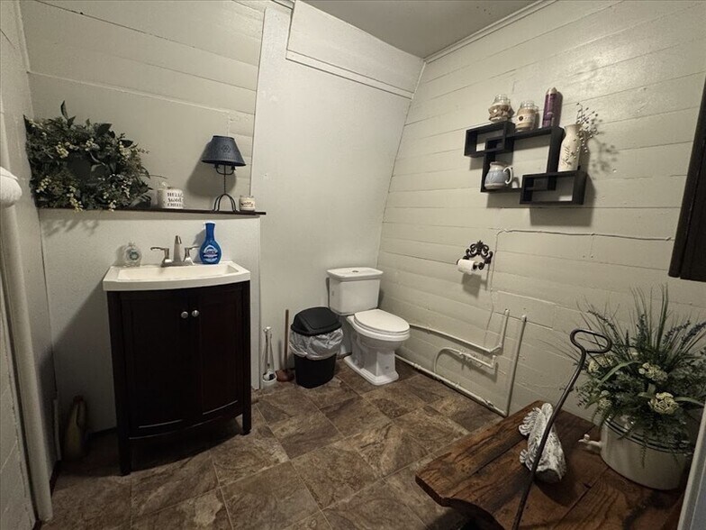 More Photos Of 51 S Rubey St, Macon General Retail For Sale