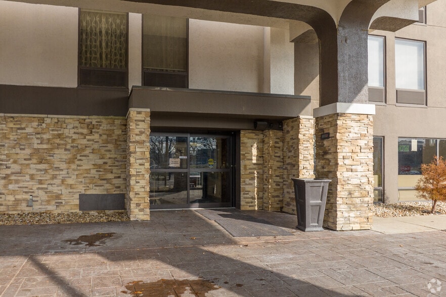 More Photos Of 3185 S Dirksen Pkwy, Springfield Hotel For Sale