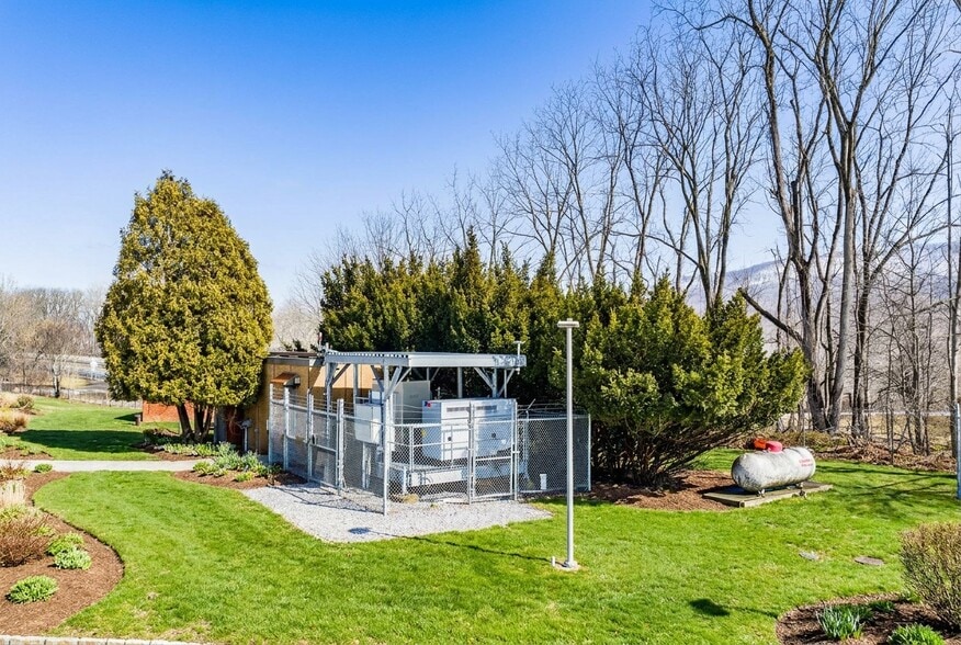 More Photos Of 70 Pleasant Hill Rd, New Windsor Township Office For Sale
