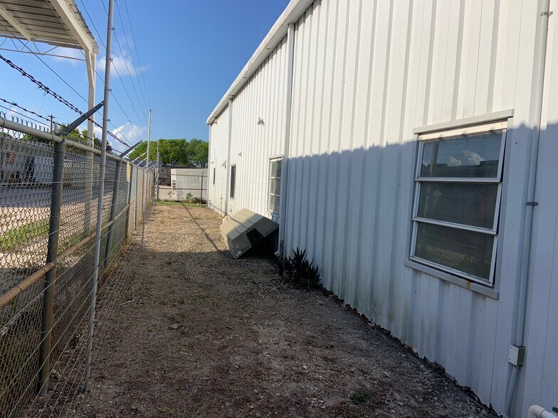 More Photos Of 4250 SW 59th Ave, Davie Warehouse For Lease