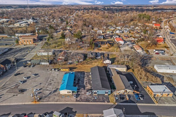 More Photos Of 107 Lyon St, McMinnville Office For Sale