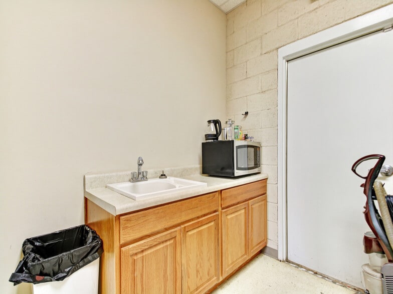 More Photos Of 1305-1395 McDonough Pky, McDonough Storefront Retail Office For Sale