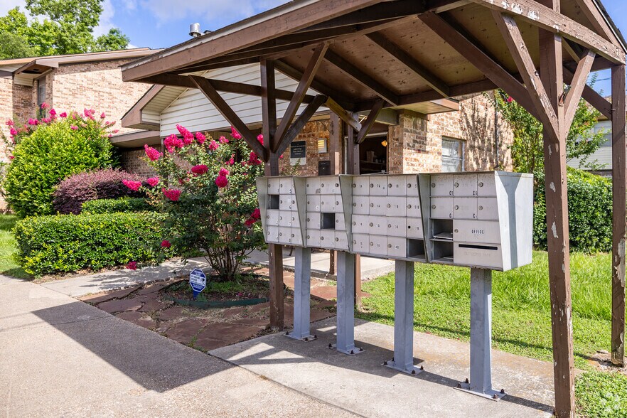 More Photos Of 205 E Watson St, Willis Apartments For Sale