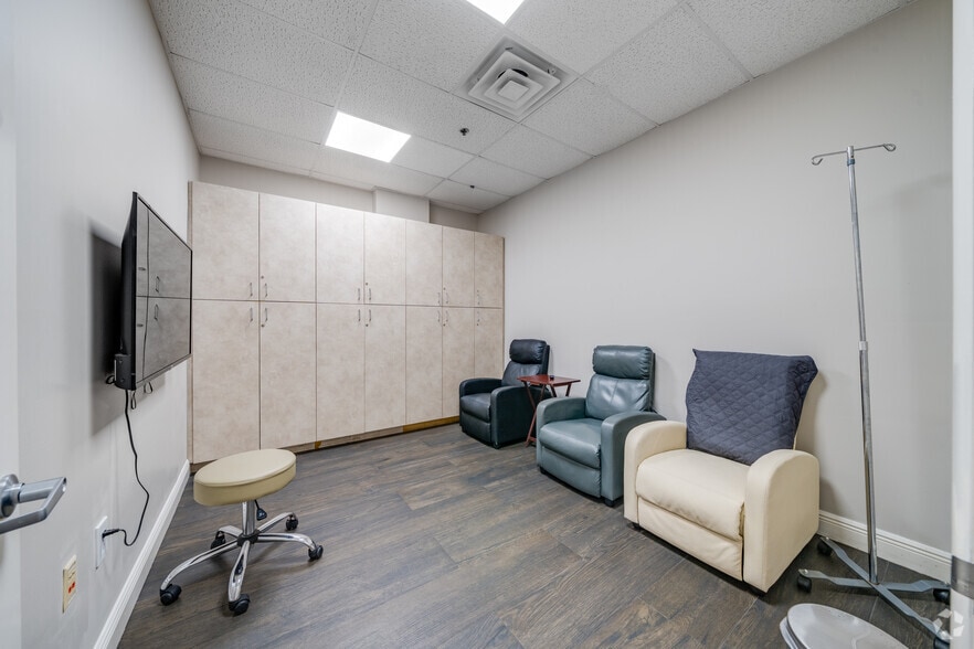 More Photos Of 5975 Sunset Dr, Miami Medical For Sale