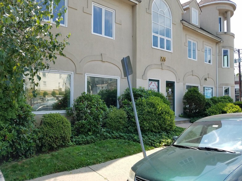 More Photos Of 209 Bruce Park Ave, Greenwich Office For Lease