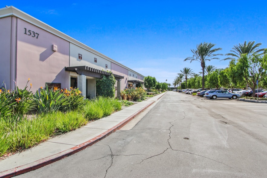 More Photos Of 1537 E McFadden Ave, Santa Ana Manufacturing For Lease