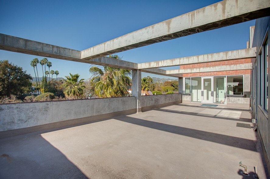 More Photos Of 9606 S Santa Monica Blvd, Beverly Hills Office For Lease