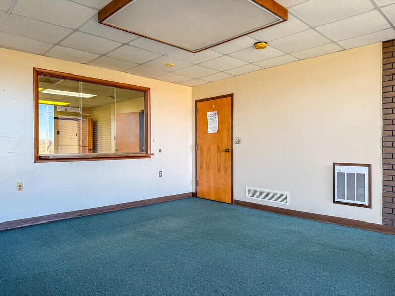 More Photos Of 1679 E State Route 29, Urbana Showroom For Sale