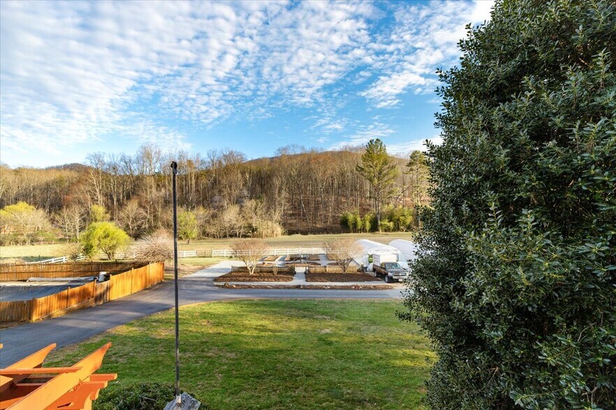 More Photos Of 1356 Coopers Cove Rd, Hardy Specialty For Sale