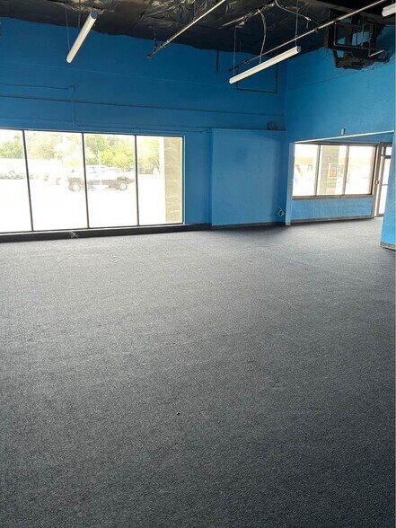 More Photos Of 801 8th Ave W, Palmetto Showroom For Lease