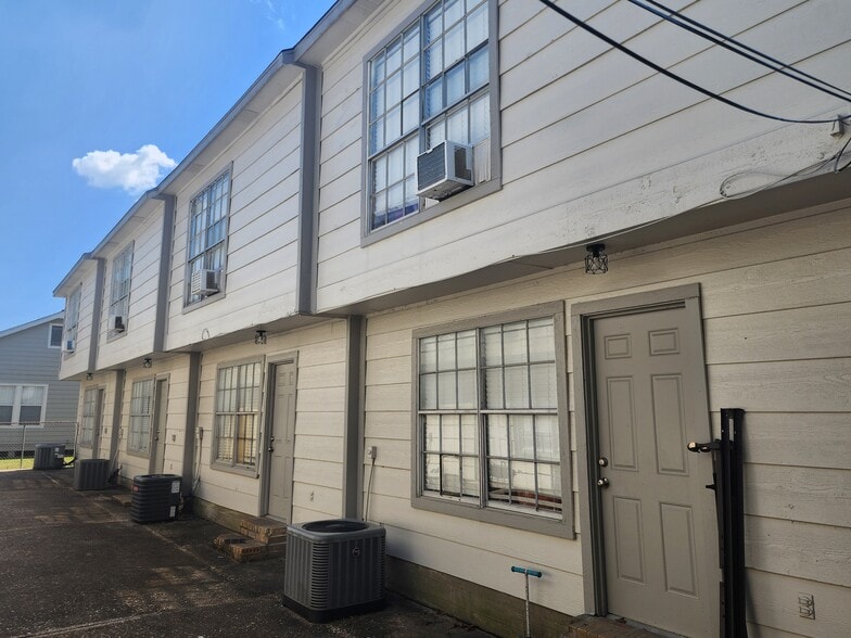 More Photos Of 517 5th St, Humble Apartments For Sale