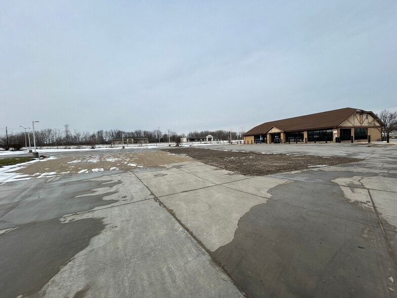 More Photos Of W188N10963 Maple Rd, Germantown Service Station For Sale