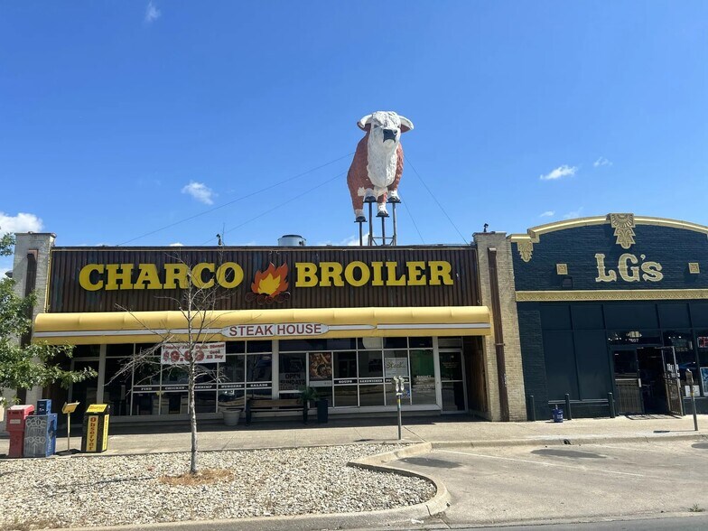 More Photos Of 401-403 W Jefferson Blvd, Dallas Storefront For Lease