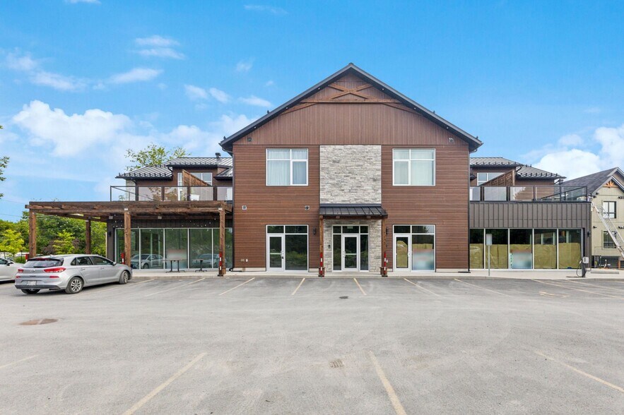 Primary Photo Of 193 Ch D'old Chelsea, Chelsea Storefront Retail Office For Lease