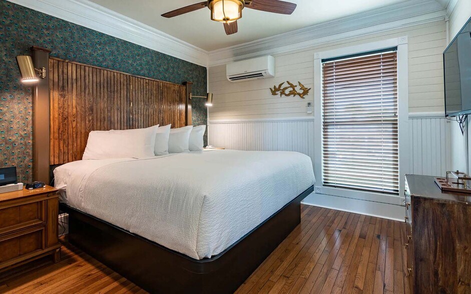 More Photos Of 51 Avenue C, Apalachicola Hotel For Sale