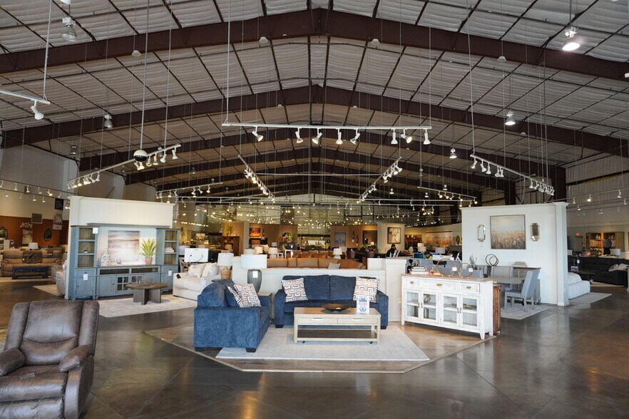 More Photos Of 3052 S Avenue B, Yuma Showroom For Lease