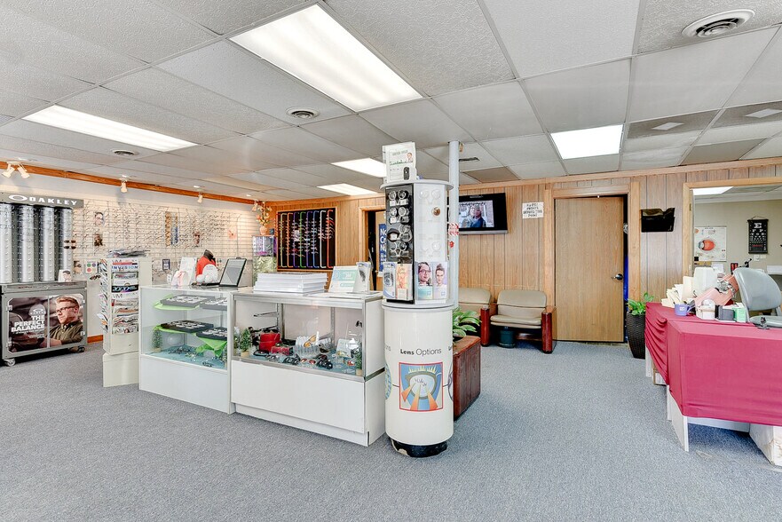 More Photos Of 8614-8616 N 30th St, Omaha Storefront For Sale