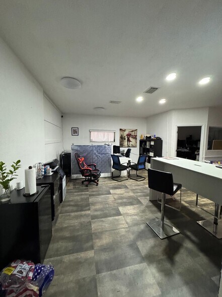 More Photos Of 4081 S Access Rd, Englewood Flex For Lease