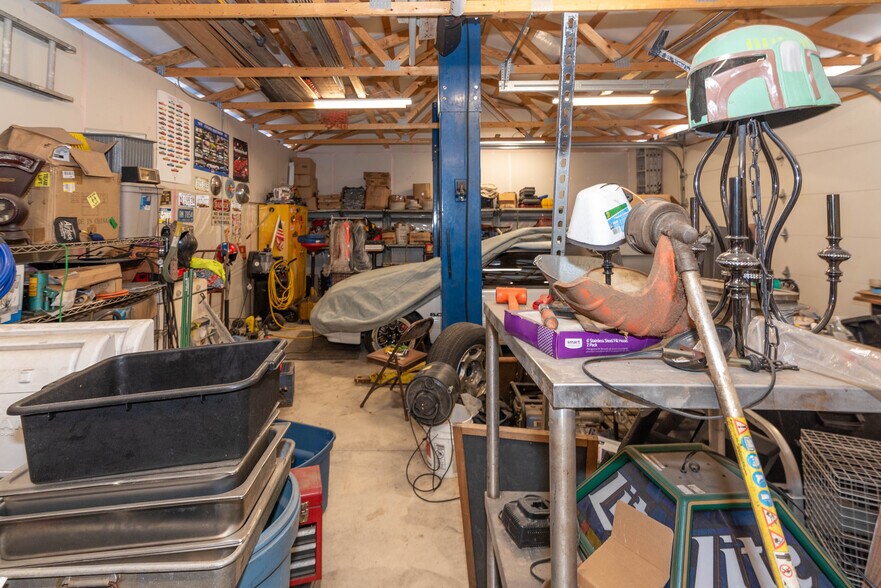 More Photos Of 2816 Old North Point Rd, Baltimore Bar For Sale