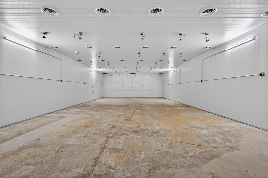 More Photos Of 11019 Penrose St, Sun Valley Manufacturing For Sale