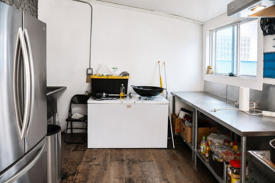 More Photos Of 2422 Dempster St, Evanston Auto Repair For Sale