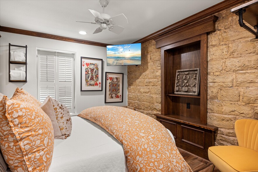 More Photos Of 111 S Houston St, Granbury Loft Creative Space For Sale