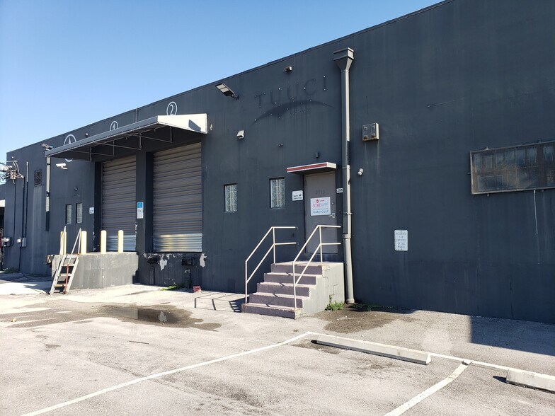 More Photos Of 2901-2915 NW 34th St, Miami Showroom For Lease