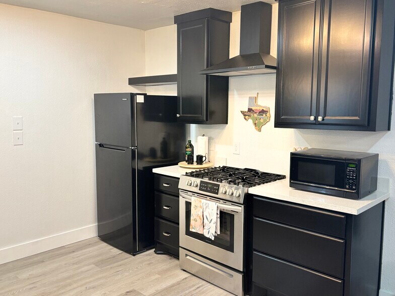 More Photos Of 400 Oak St, Bryan Office Residential For Lease