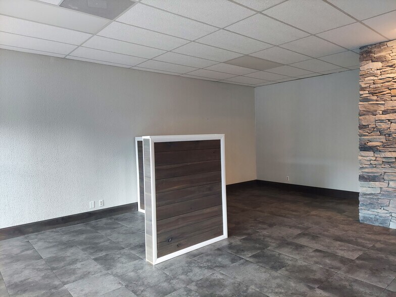 More Photos Of 207 N Brewer St, Paris Storefront Retail Office For Lease
