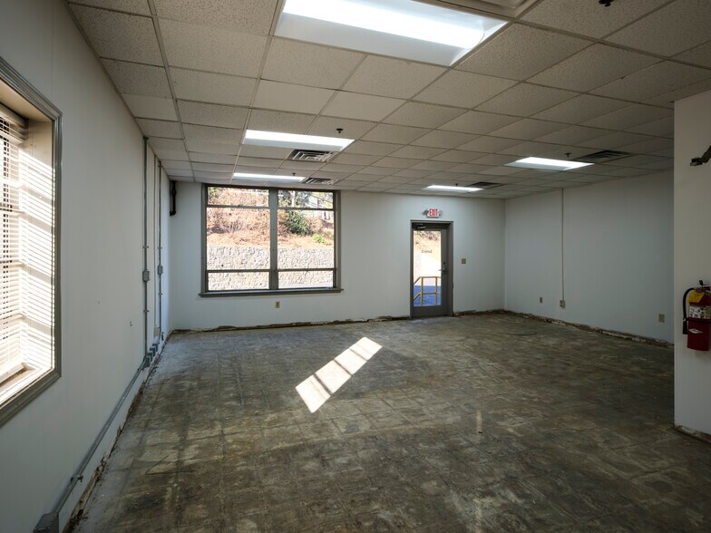 More Photos Of 3645 Oakcliff Rd, Doraville Warehouse For Lease