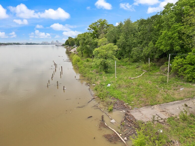 More Photos Of 2000 Utica Pike, Jeffersonville Marina For Sale