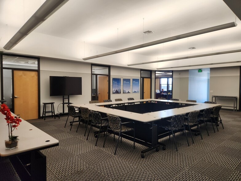 More Photos Of 444 S Haskell St, Central Point Office For Lease