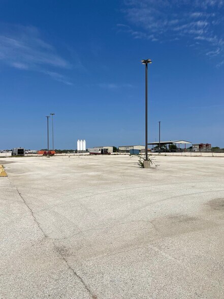 More Photos Of 586 County Road 429, Pleasanton Industrial For Sale