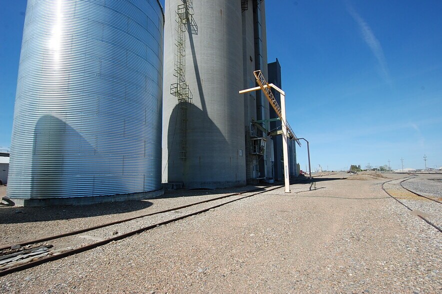 More Photos Of 415 9th Ave NE, Sidney Distribution For Sale