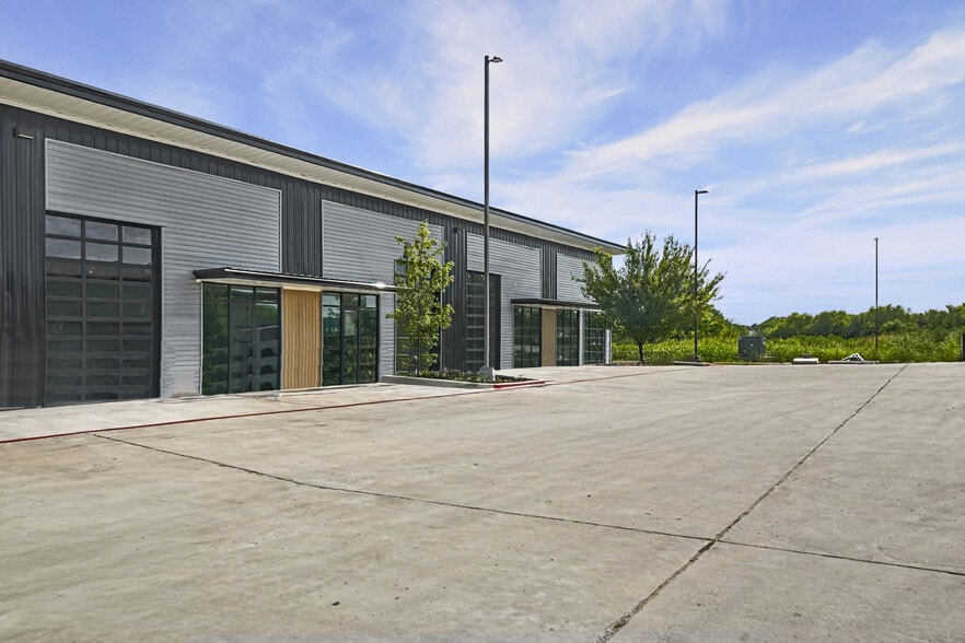 More Photos Of 300 Co Rd 199, Hutto Flex For Lease