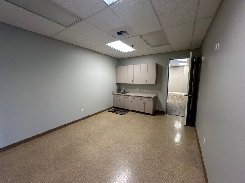 More Photos Of 2901 Sillect Ave, Bakersfield Medical For Lease