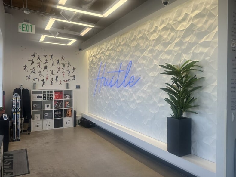 More Photos Of 2015 Dallas St, Aurora Storefront Retail Office For Lease