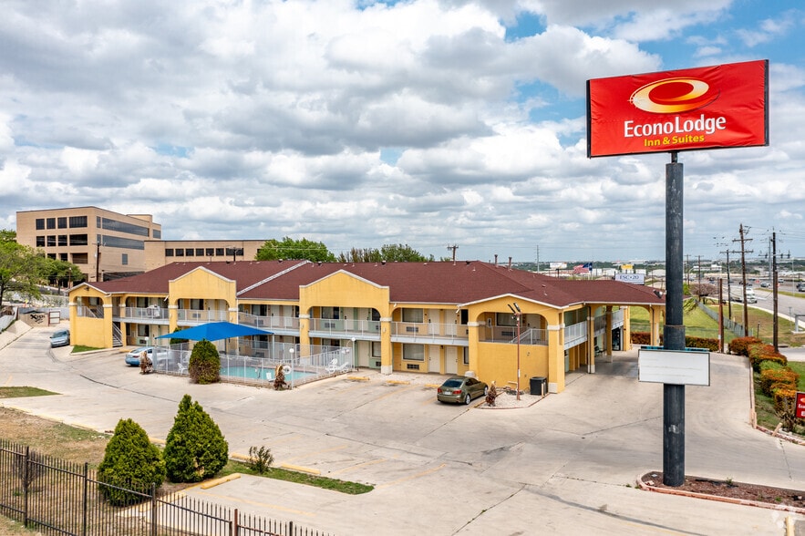 More Photos Of 2755 N Panam Expy, San Antonio Hotel For Sale