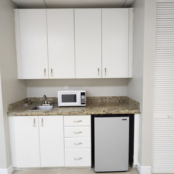 More Photos Of 5220 S University Dr, Davie Office For Sale