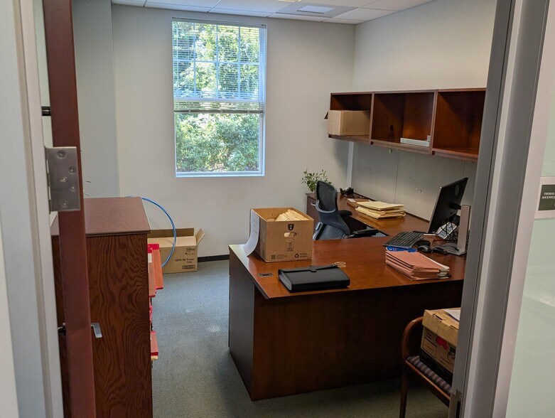 More Photos Of 1471 Iyannough Rd, Hyannis Office For Lease