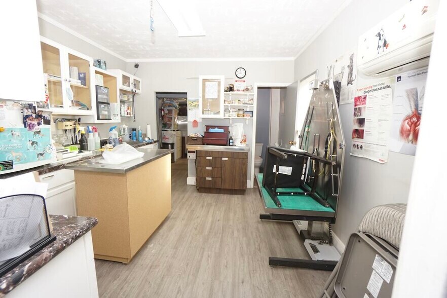 More Photos Of 25580 Lakeland Blvd, Euclid Veterinarian Kennel For Sale