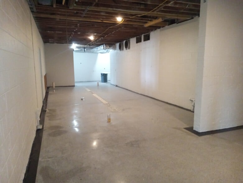 More Photos Of 10201 Abercorn St, Savannah Bar For Lease