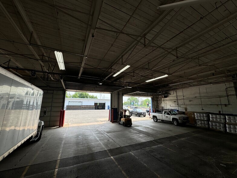 More Photos Of 372 Pasco Rd, Springfield Warehouse For Lease