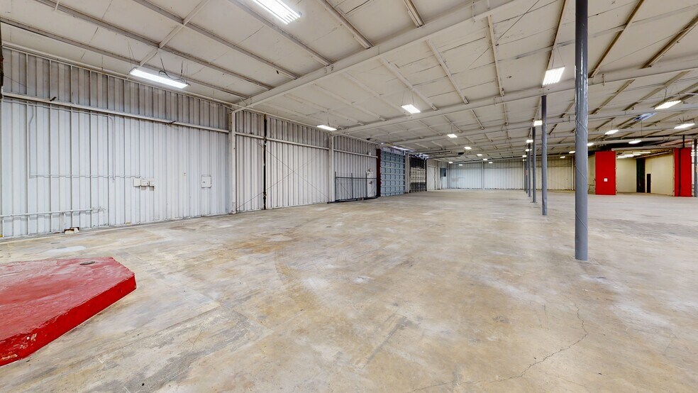 More Photos Of 403 W Admiral Doyle Dr, New Iberia Distribution For Sale