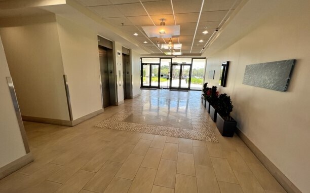 More Photos Of 9485 Regency Square Blvd, Jacksonville Office For Lease